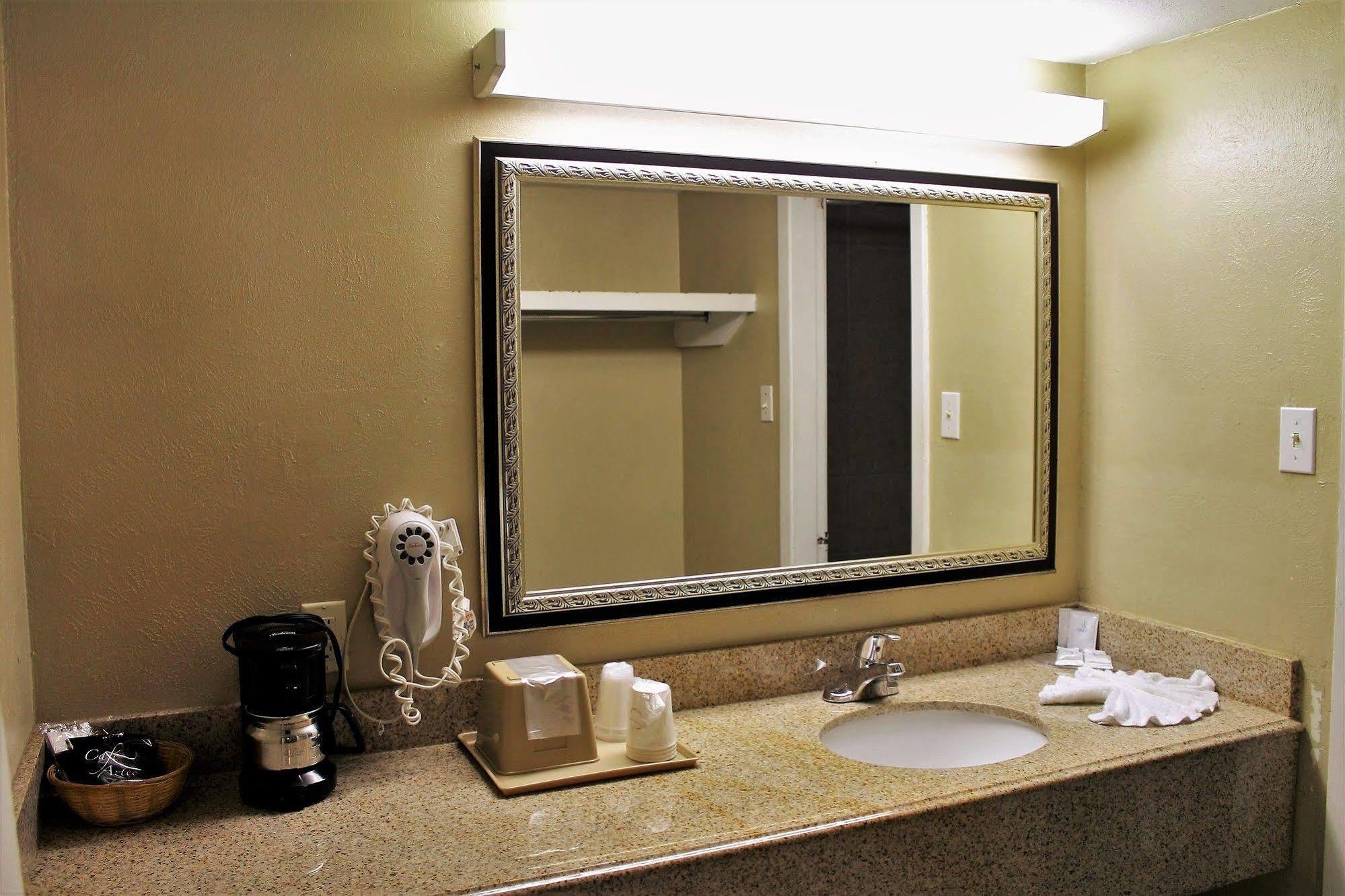 Continental Inn And Suites Nacogdoches Tx Sfa University Downtown Exteriör bild